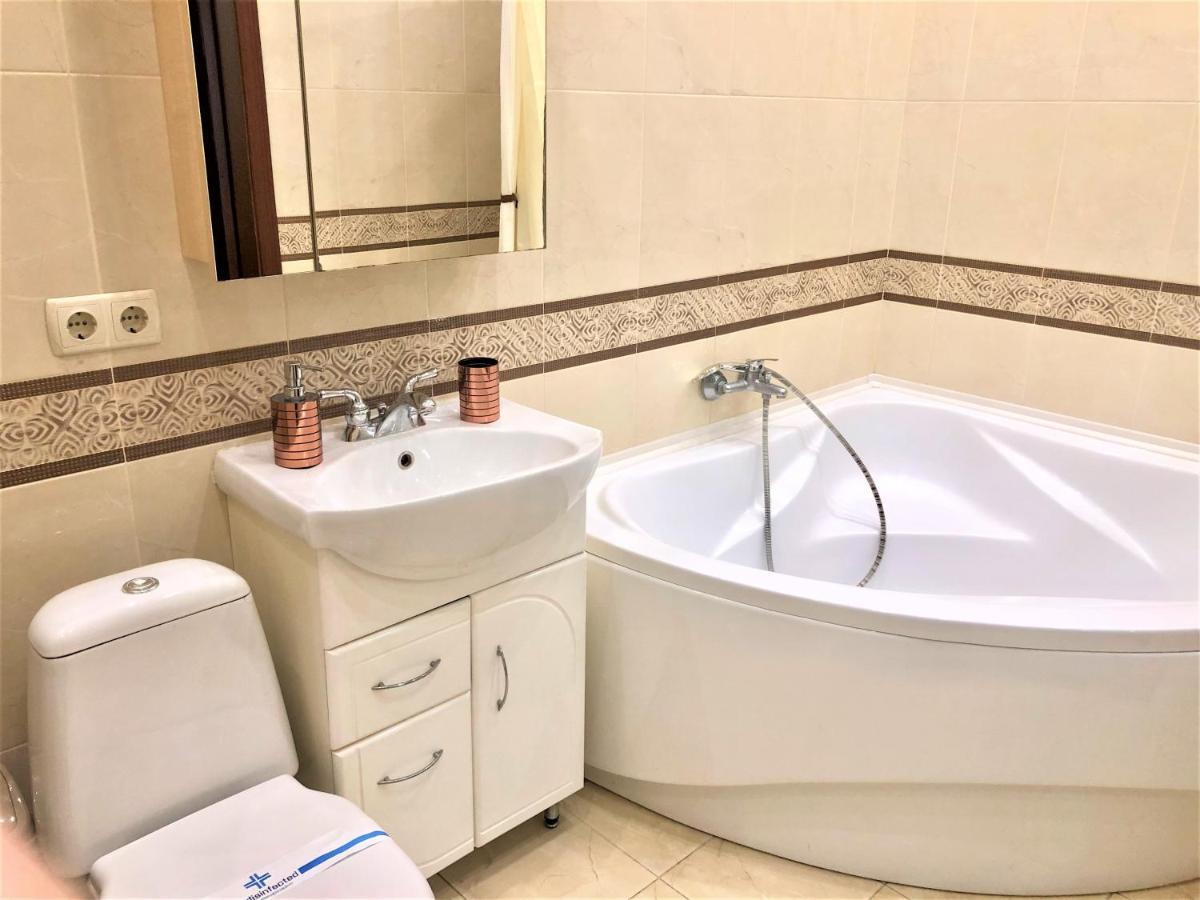 VIP апартаменти з видом на озеро Киев Экстерьер фото